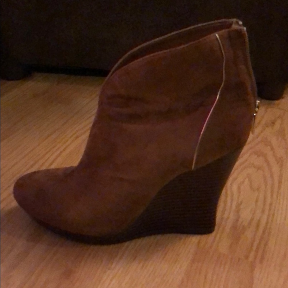 Jennifer Lopez platform wedges.